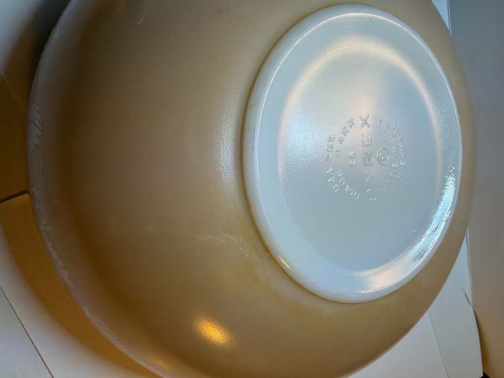 Pyrex 024 Vintage 2-Quart Round Casserole Serving Dish with Strawberry Vine Patt - Picture 8 of 9